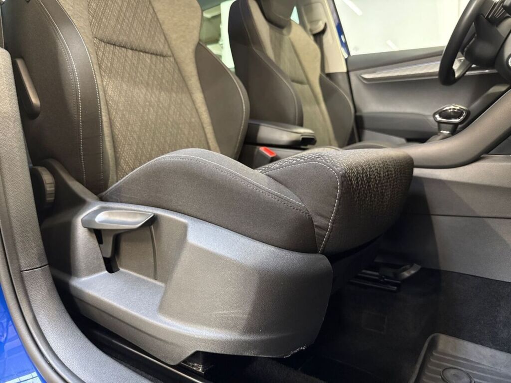 Skoda Karoq 2023 Sininen