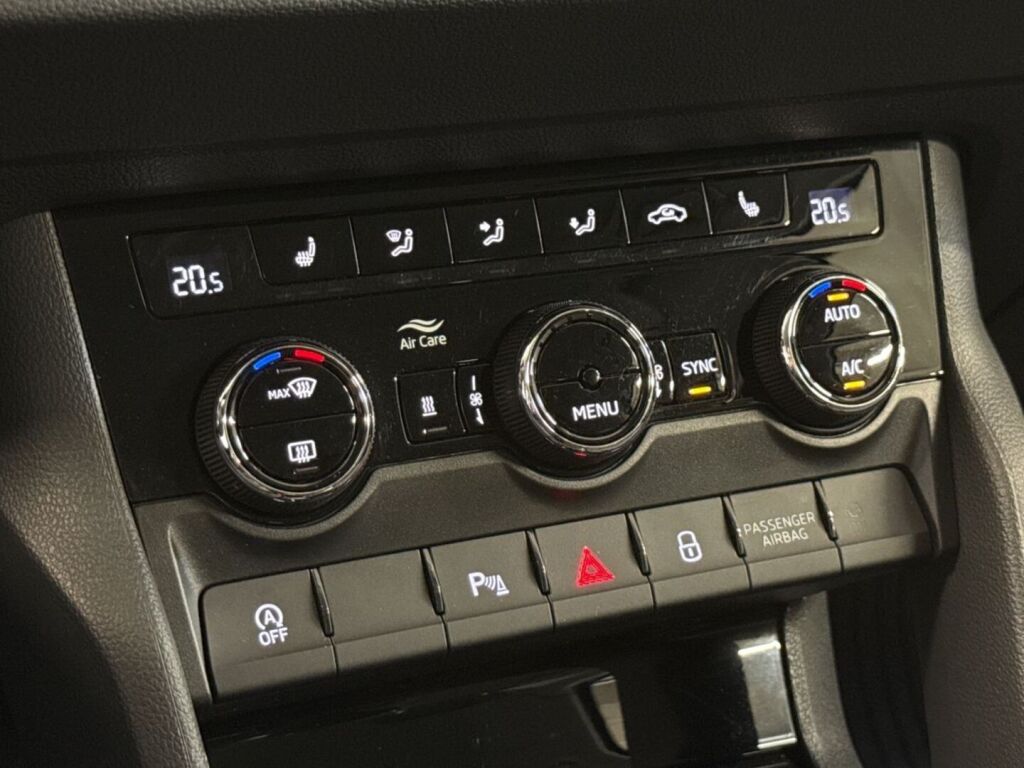 Skoda Karoq 2023 Sininen