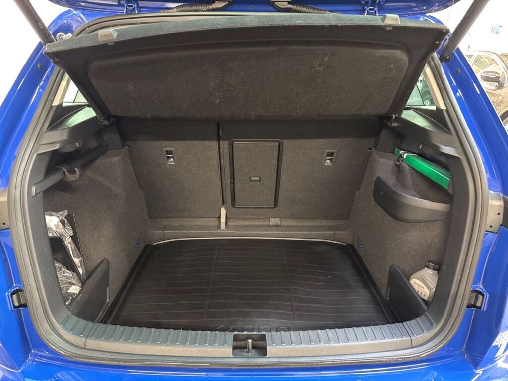 Skoda Karoq 2023 Sininen