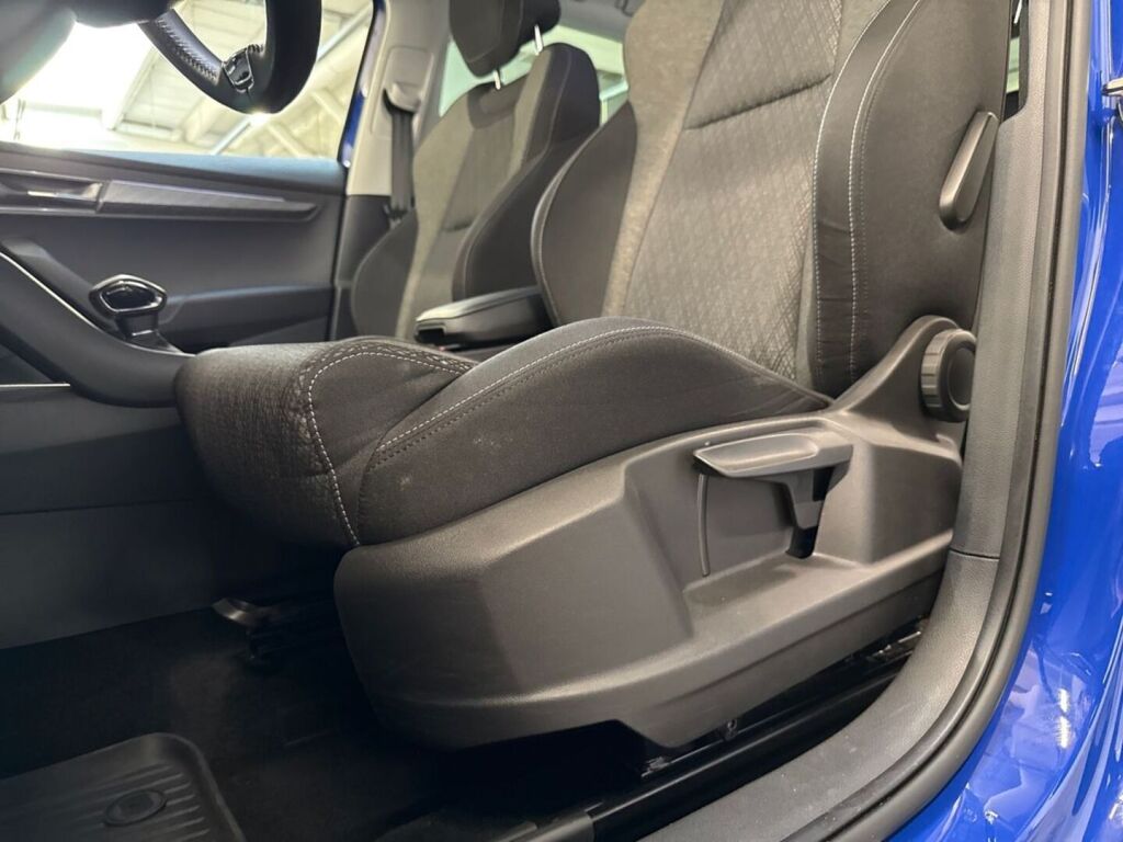 Skoda Karoq 2023 Sininen