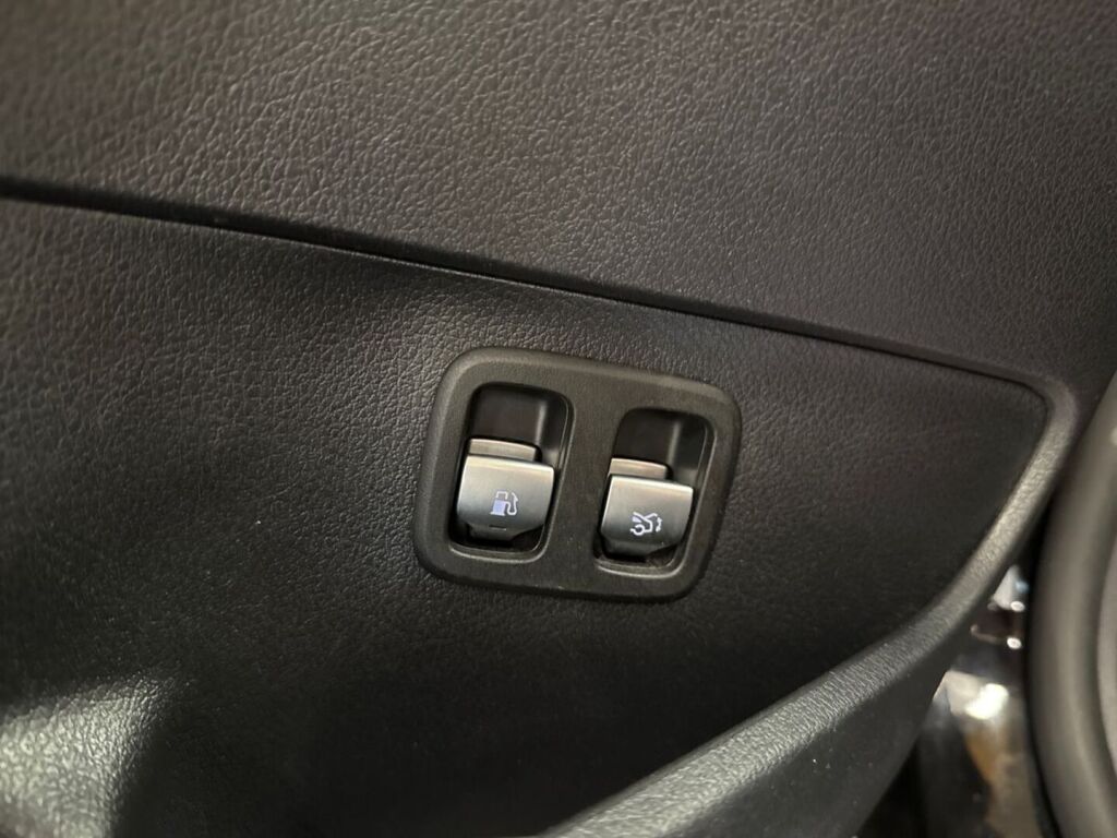 Mercedes-Benz C 2023 Musta