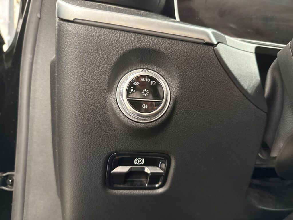 Mercedes-Benz C 2023 Musta