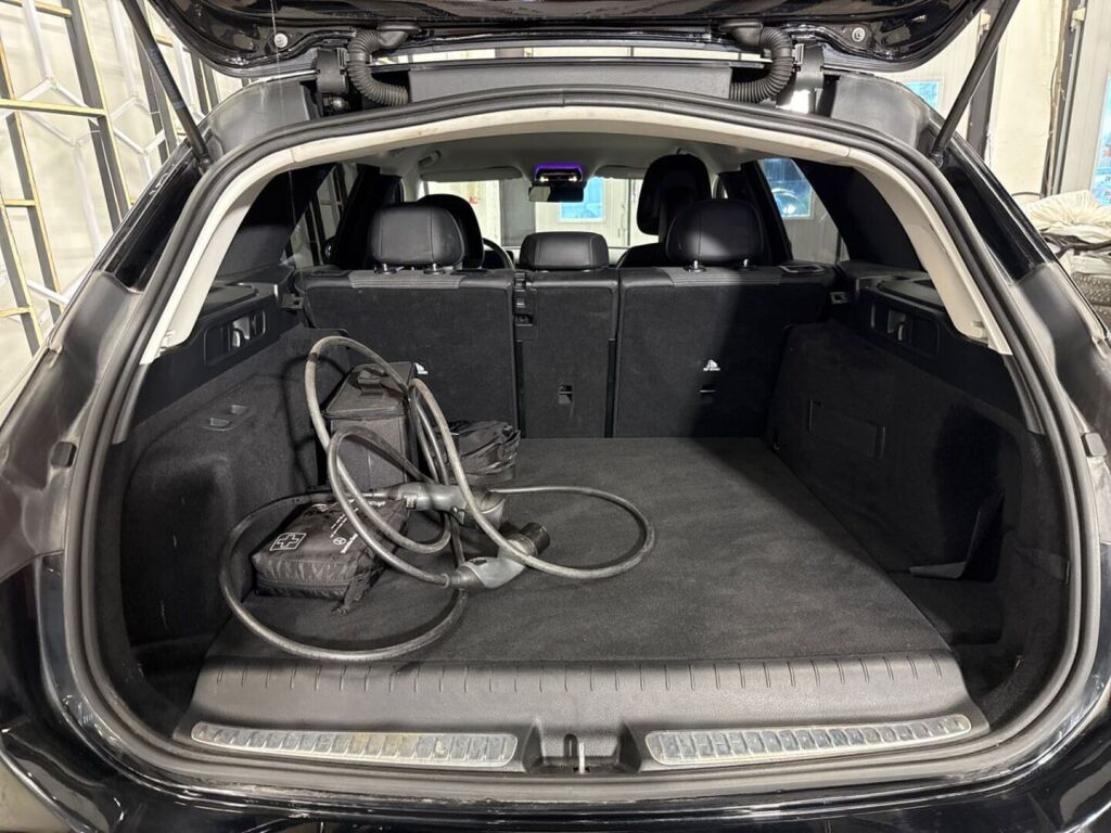 Mercedes-Benz C 2023 Musta