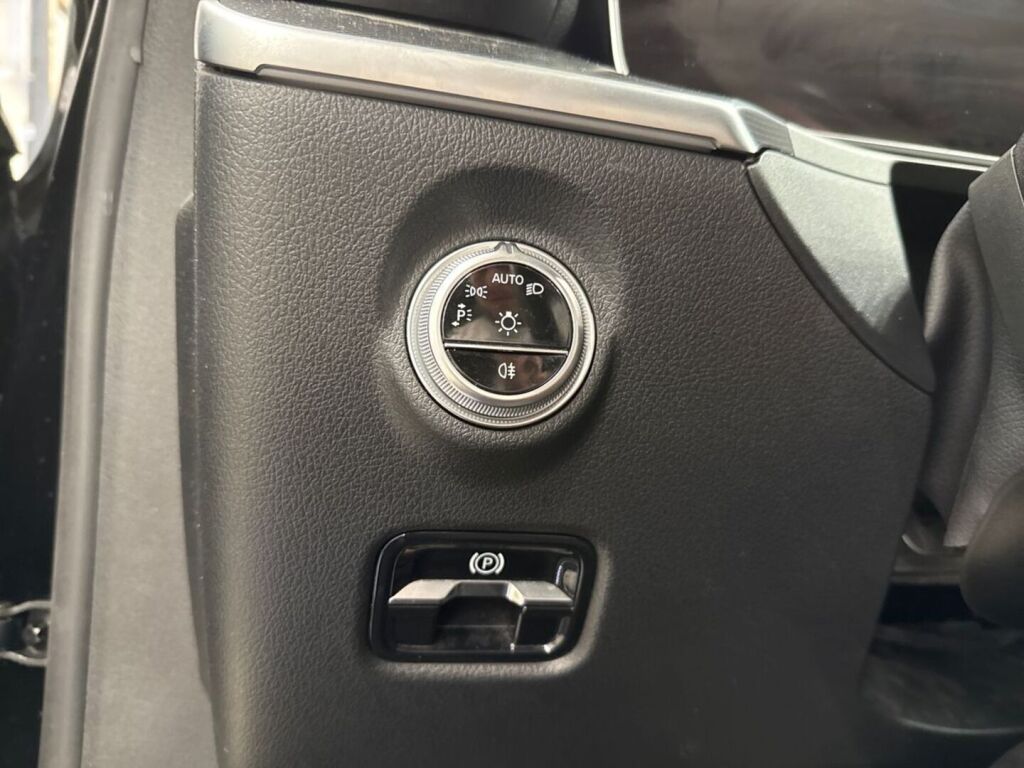 Mercedes-Benz C 2023 Musta