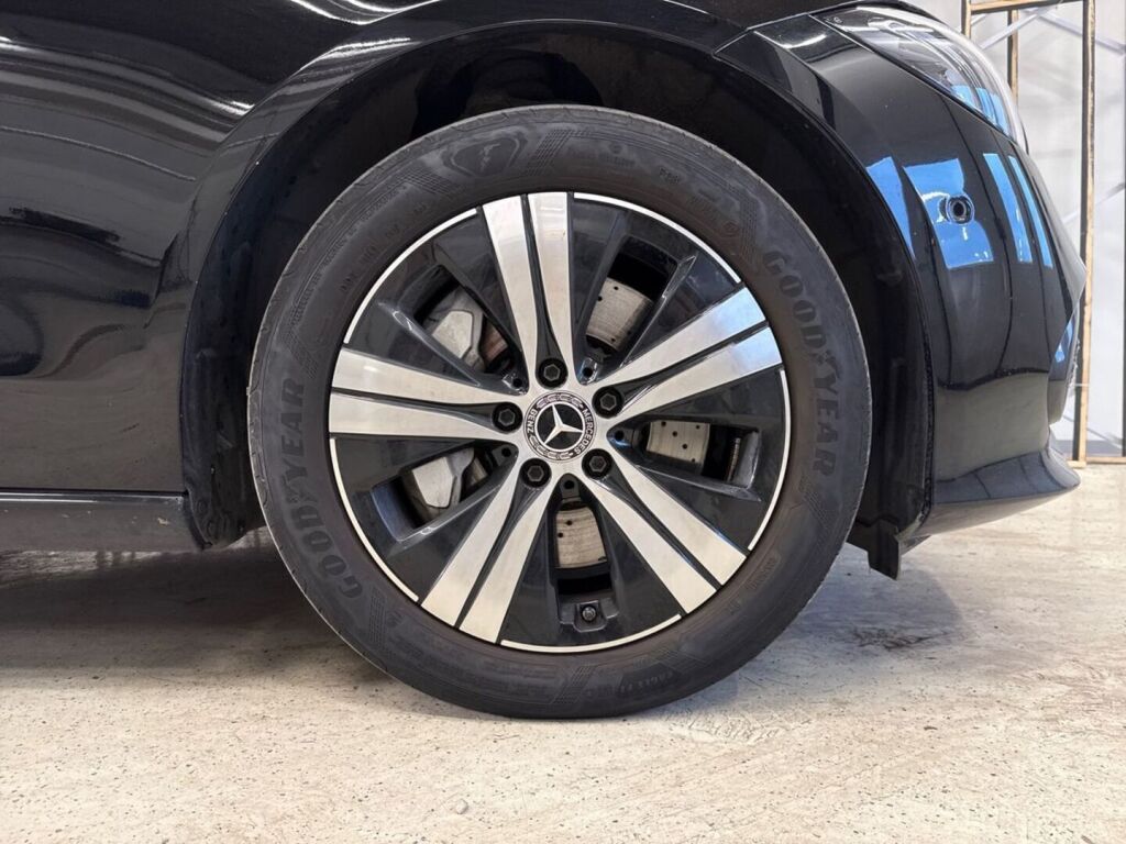 Mercedes-Benz C 2023 Musta
