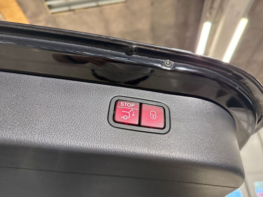 Mercedes-Benz C 2023 Musta