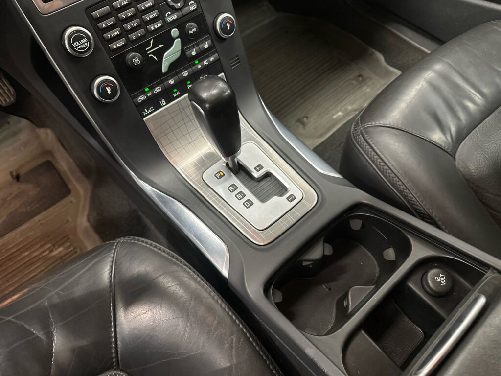 Volvo XC70 2010 Ruskea (beige)