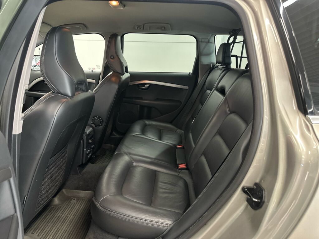 Volvo XC70 2010 Ruskea (beige)