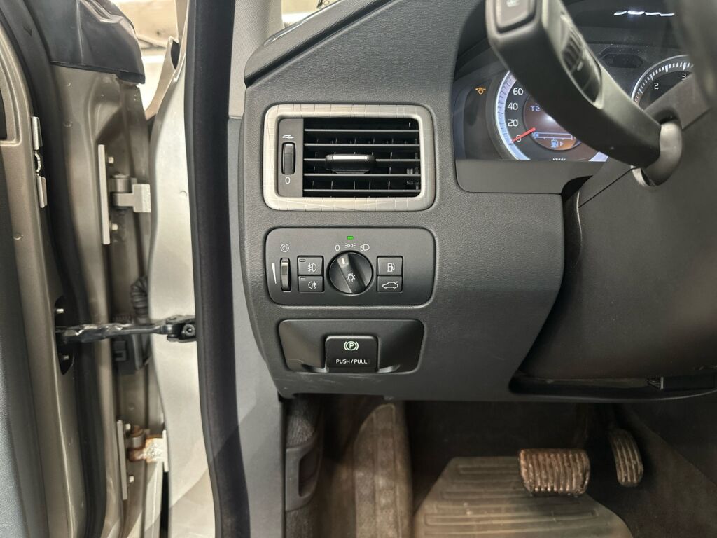 Volvo XC70 2010 Ruskea (beige)