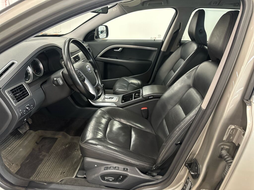 Volvo XC70 2010 Ruskea (beige)