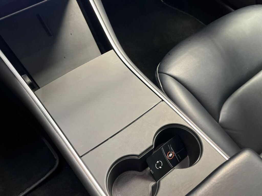 Tesla Model 3 2019 Sininen