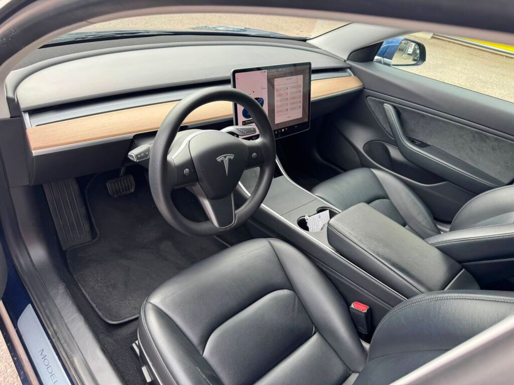 Tesla Model 3 2019 Sininen
