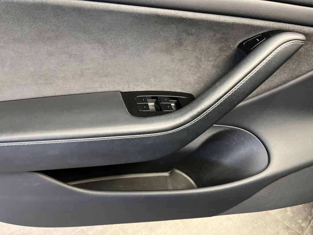 Tesla Model 3 2019 Sininen