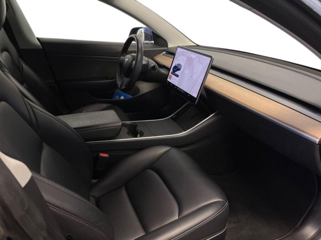 Tesla Model 3 2019 Sininen
