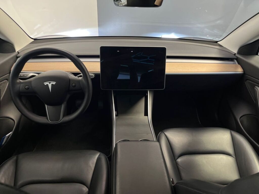 Tesla Model 3 2019 Sininen