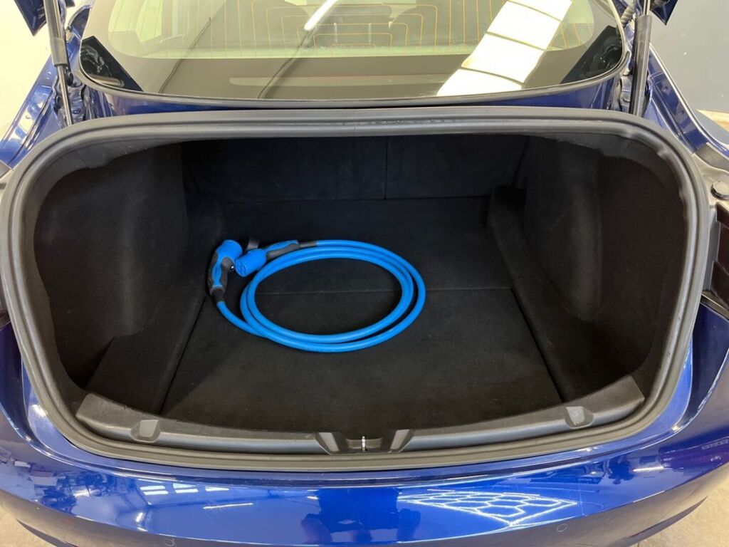 Tesla Model 3 2019 Sininen