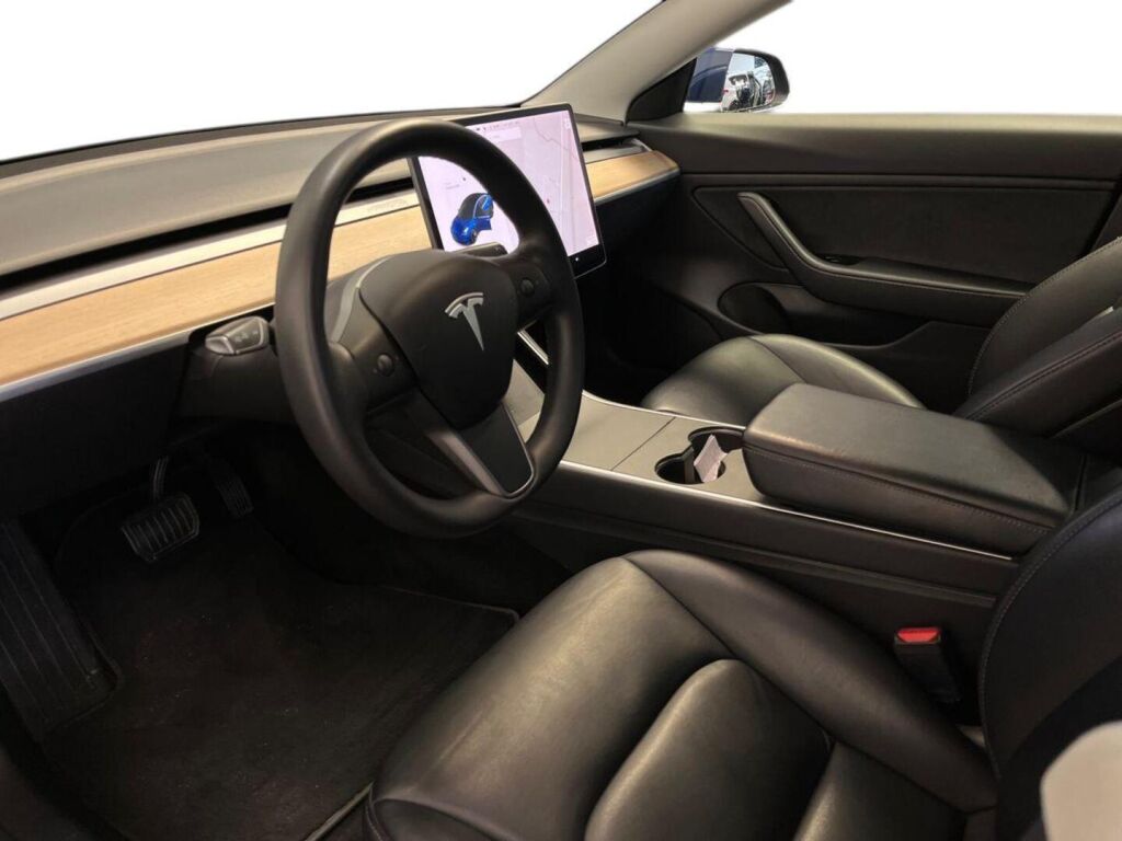Tesla Model 3 2019 Sininen
