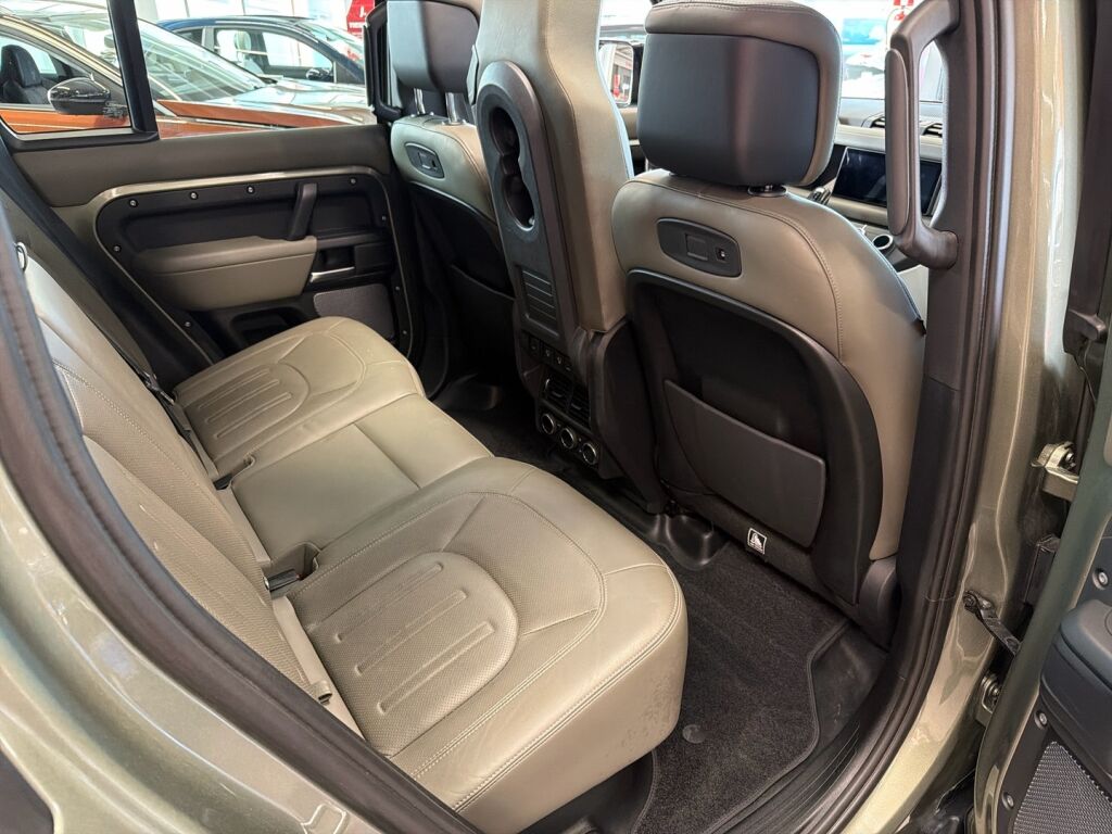 Land Rover Defender 2021 Vihreä