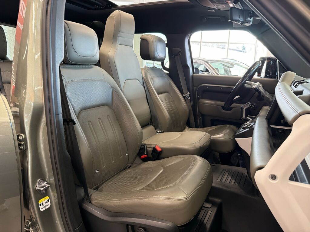 Land Rover Defender 2021 Vihreä