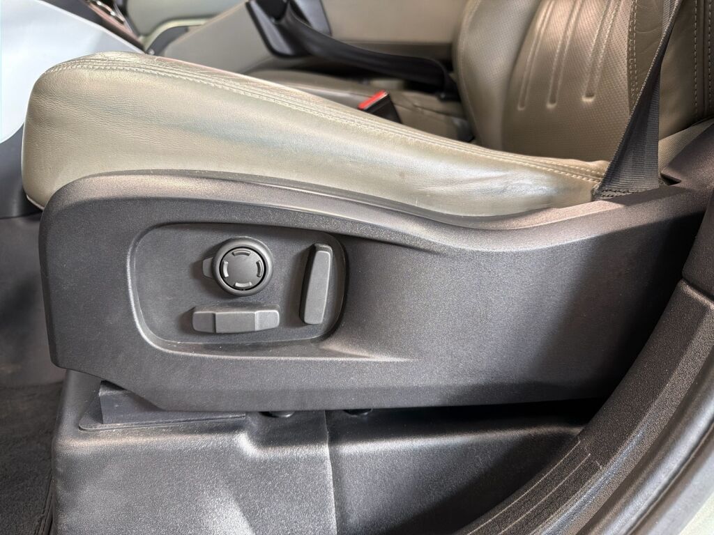 Land Rover Defender 2021 Vihreä