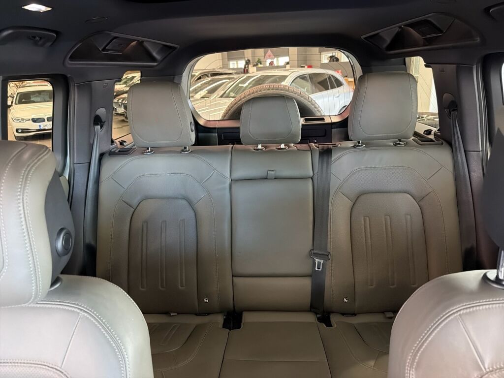 Land Rover Defender 2021 Vihreä