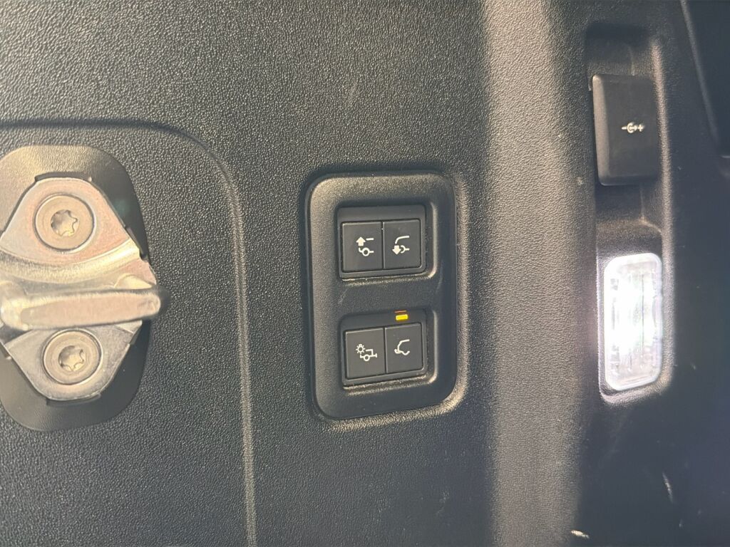 Land Rover Defender 2021 Vihreä