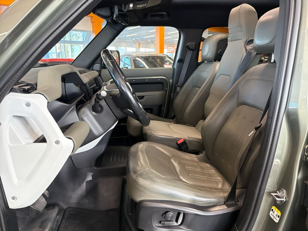 Land Rover Defender 2021 Vihreä