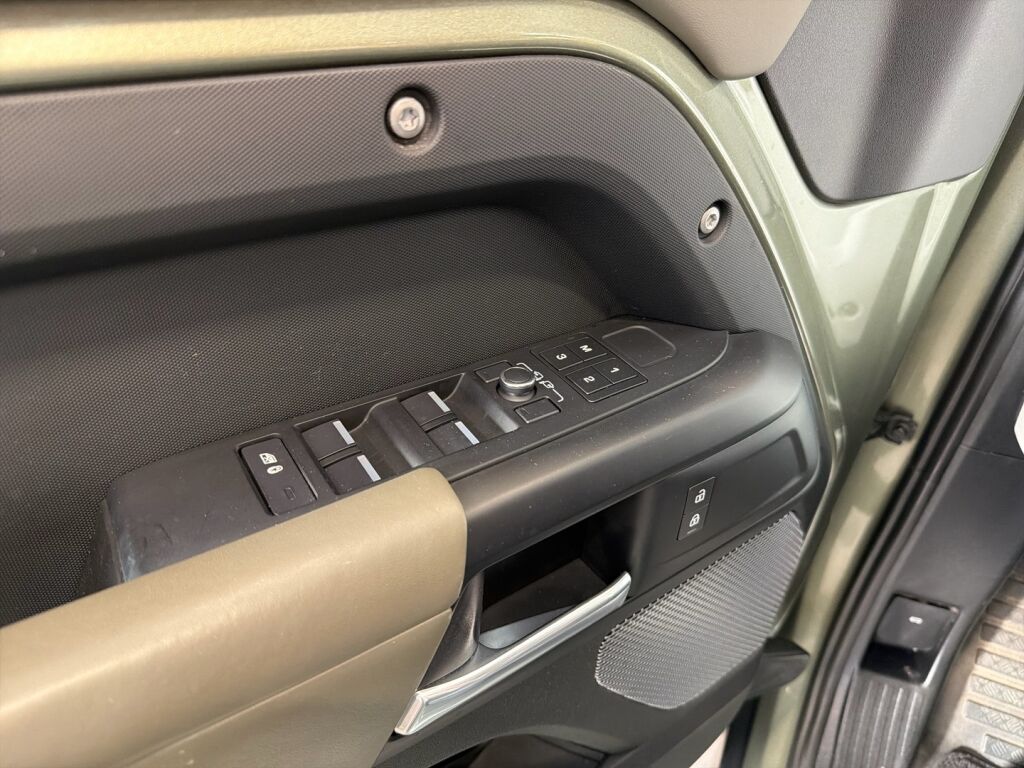 Land Rover Defender 2021 Vihreä