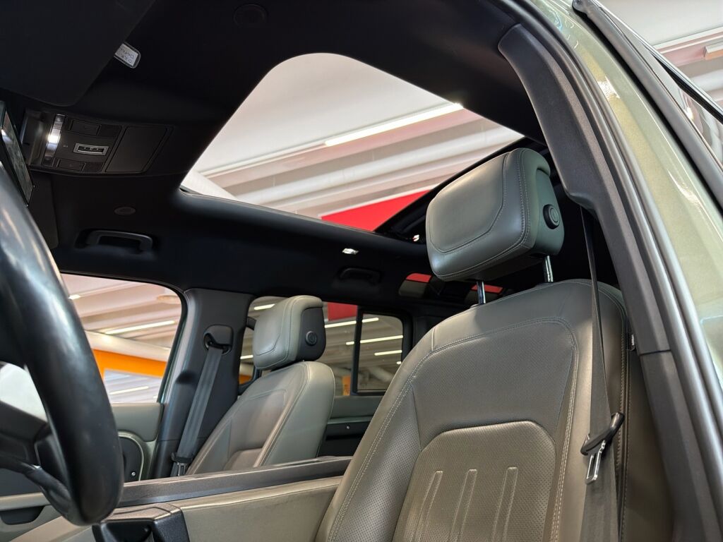 Land Rover Defender 2021 Vihreä