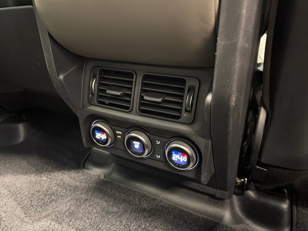 Land Rover Defender 2021 Vihreä