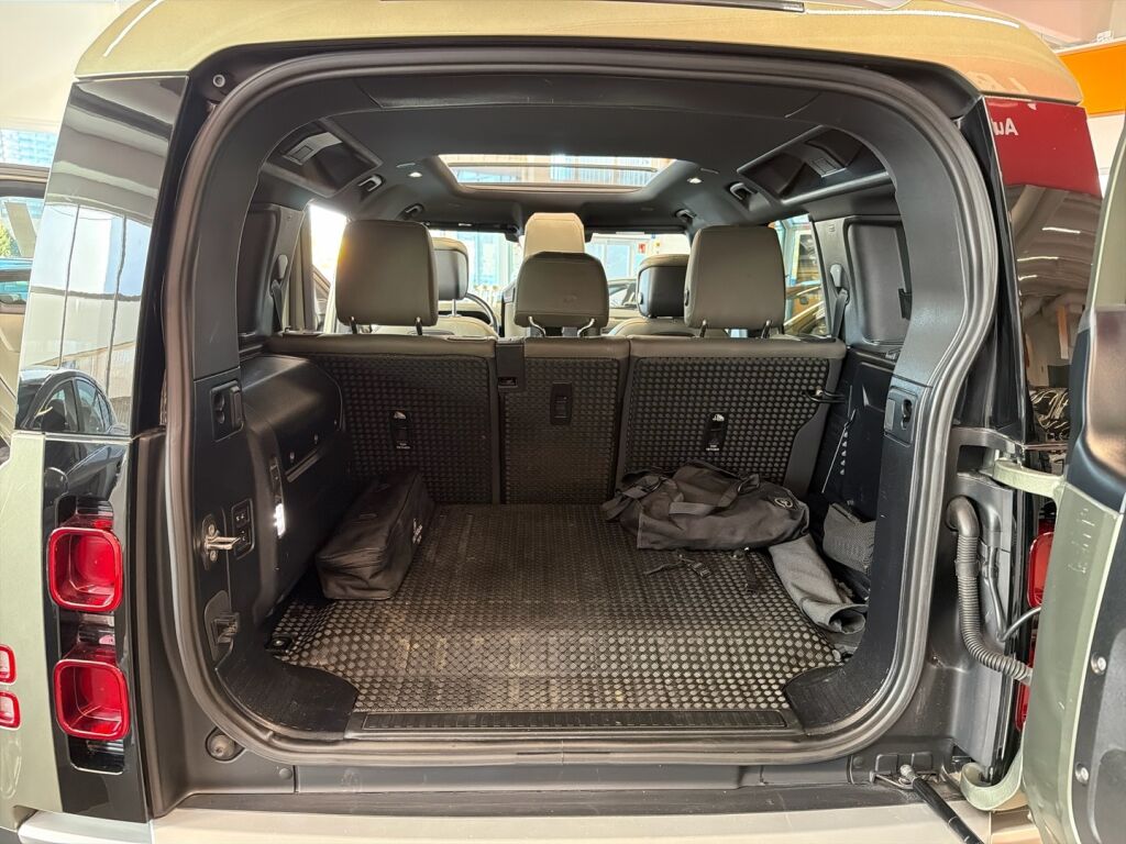 Land Rover Defender 2021 Vihreä