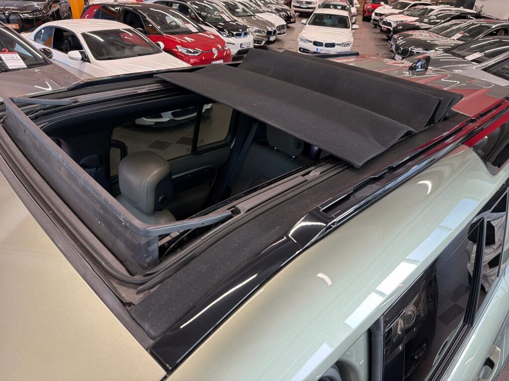 Land Rover Defender 2021 Vihreä