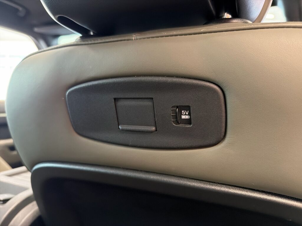 Land Rover Defender 2021 Vihreä