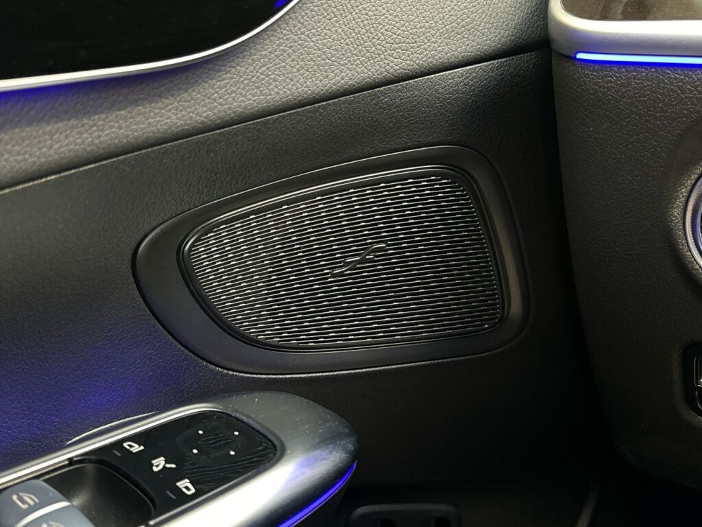 Mercedes-Benz C 2023 Musta