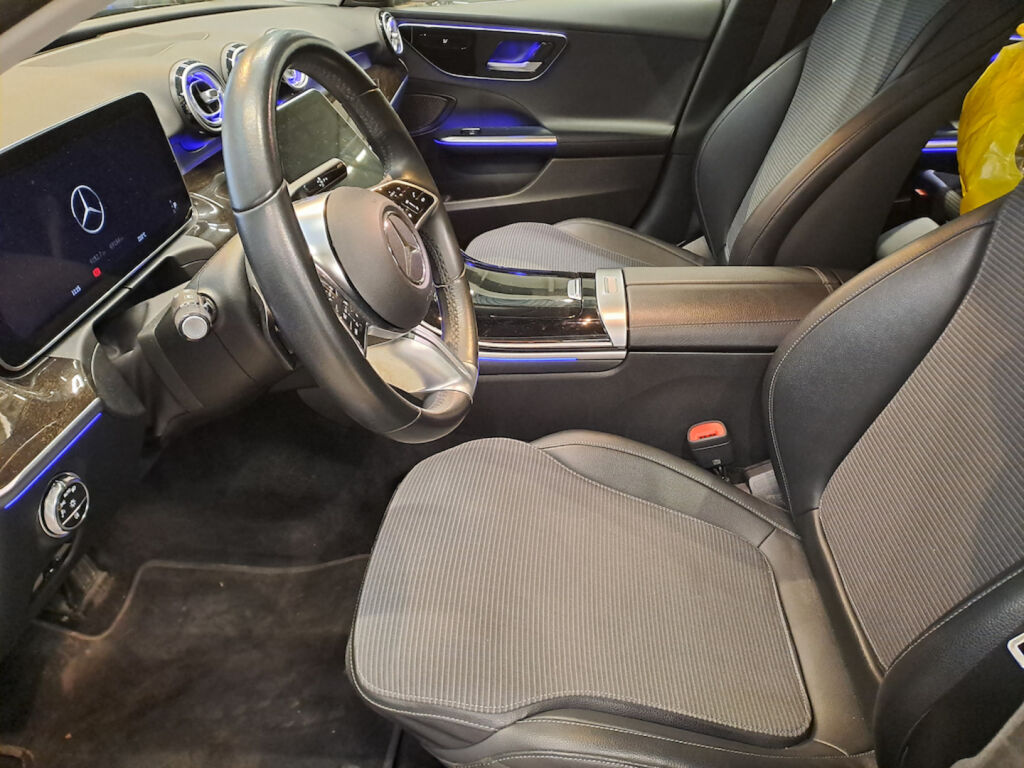 Mercedes-Benz C 2023 Musta