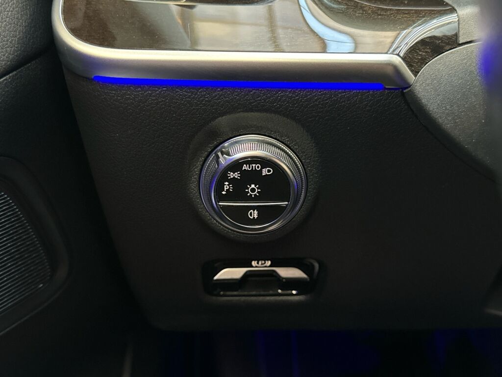 Mercedes-Benz C 2023 Musta