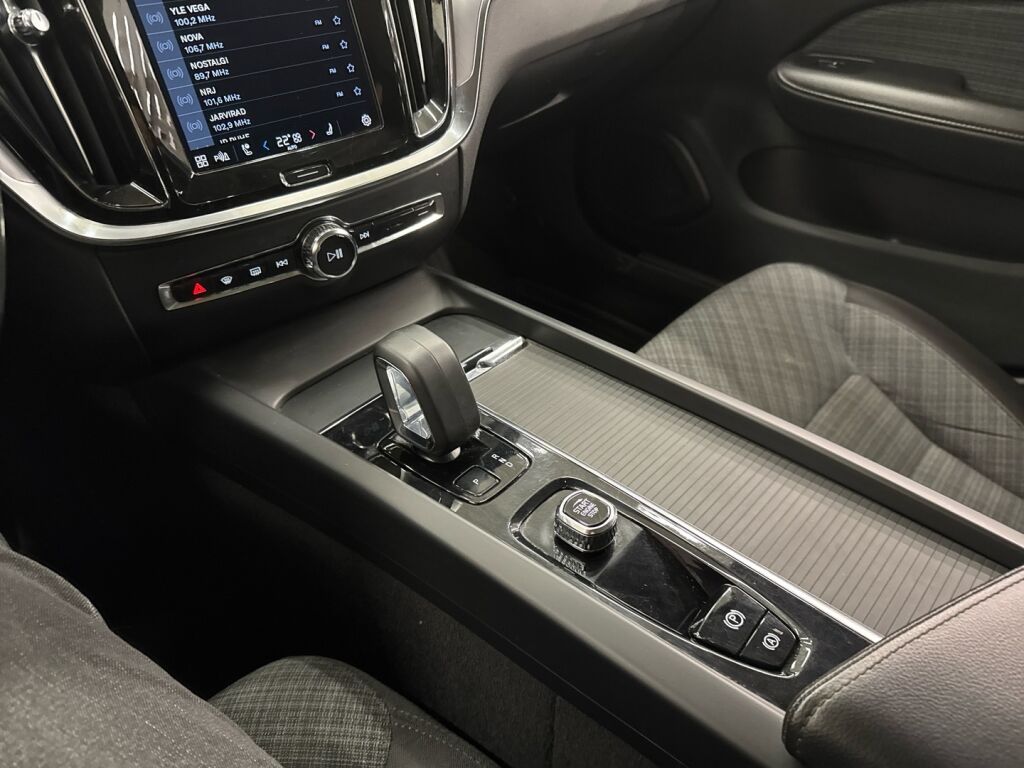 Volvo V60 Cross Country 2023 Musta