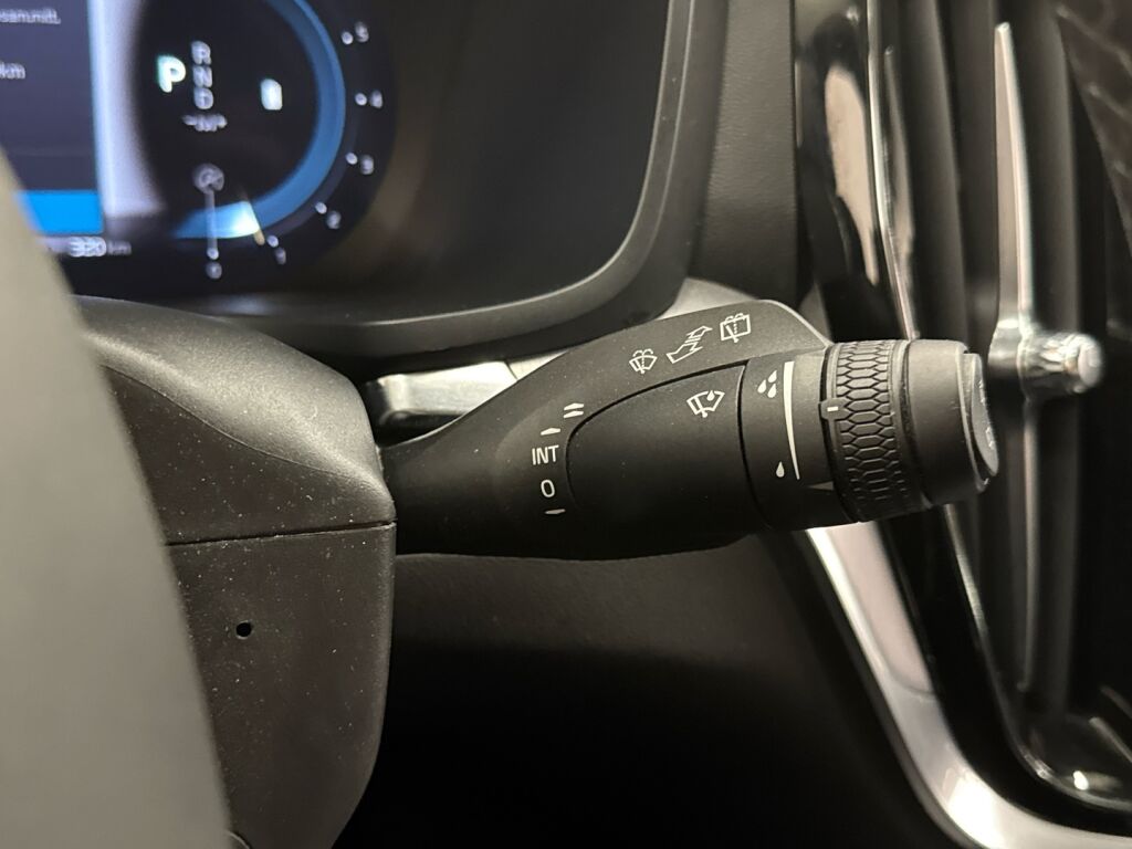 Volvo V60 Cross Country 2023 Musta