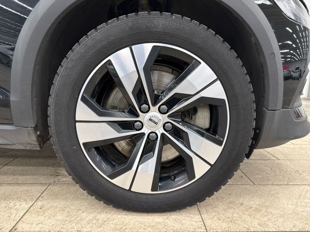 Volvo V60 Cross Country 2023 Musta