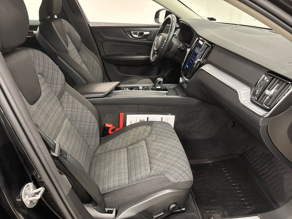 Volvo V60 Cross Country 2023 Musta