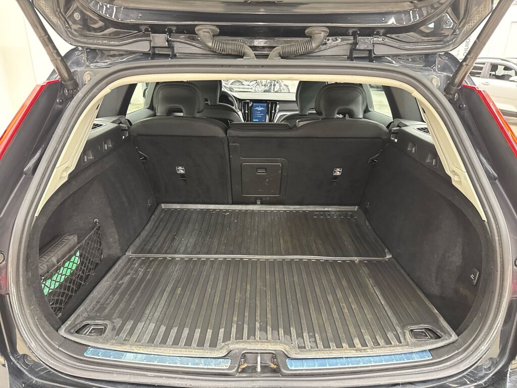 Volvo V60 Cross Country 2023 Musta