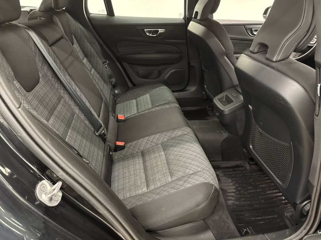 Volvo V60 Cross Country 2023 Musta