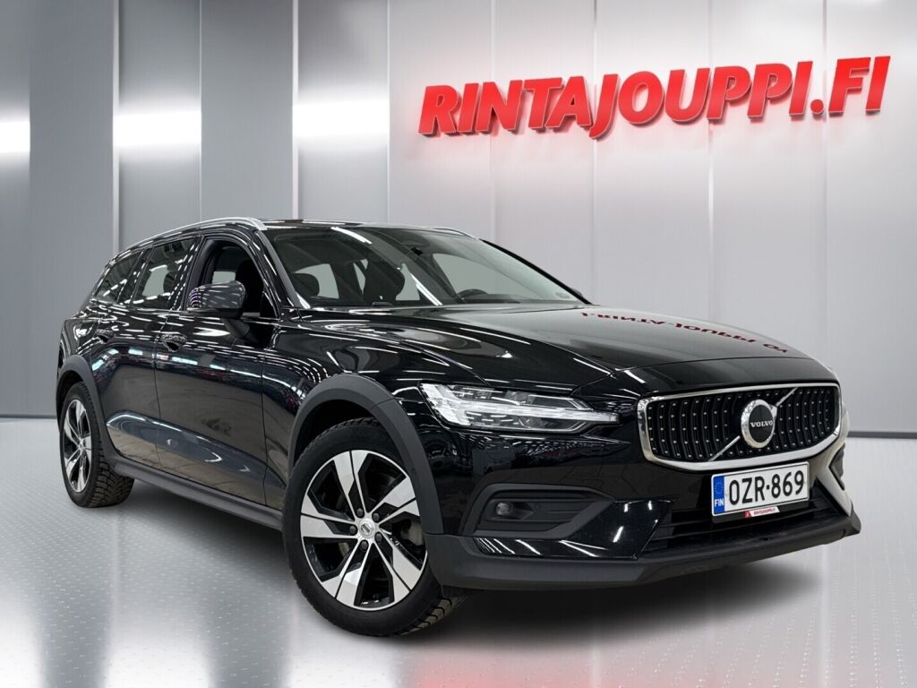 Volvo V60 Cross Country 2023 Musta