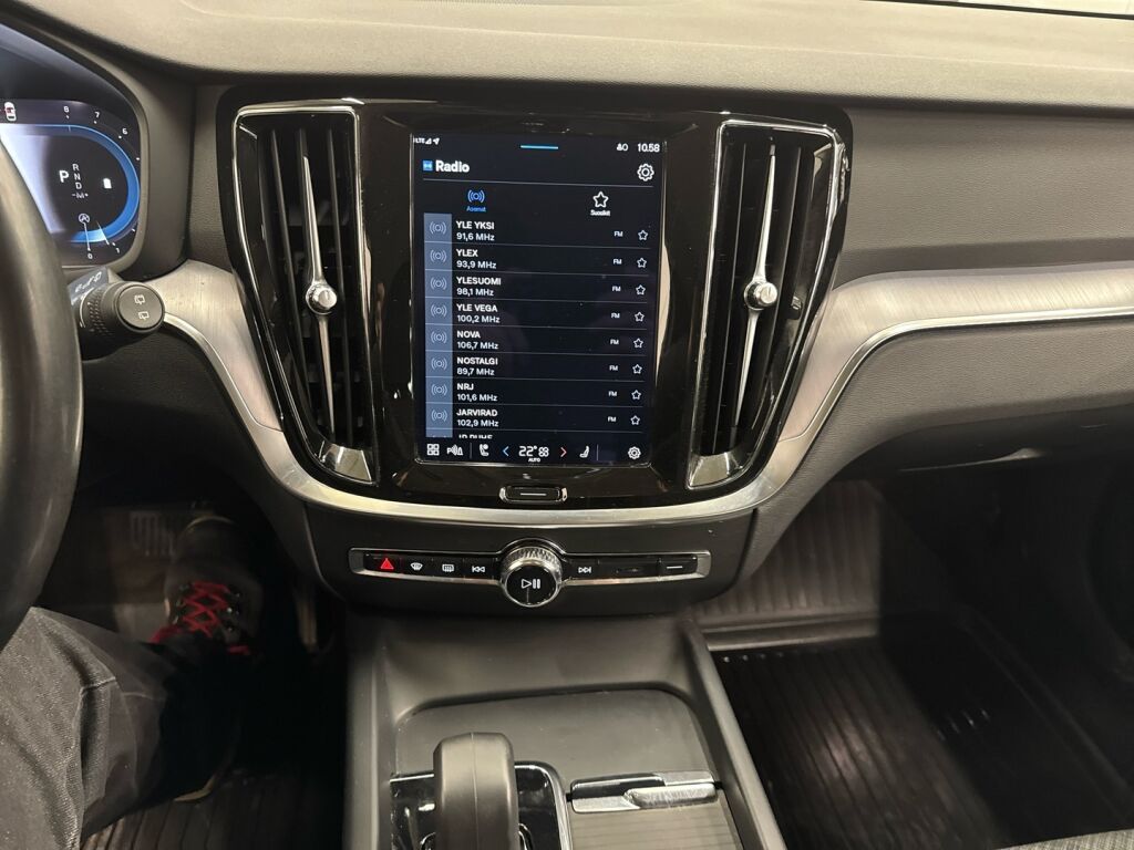 Volvo V60 Cross Country 2023 Musta