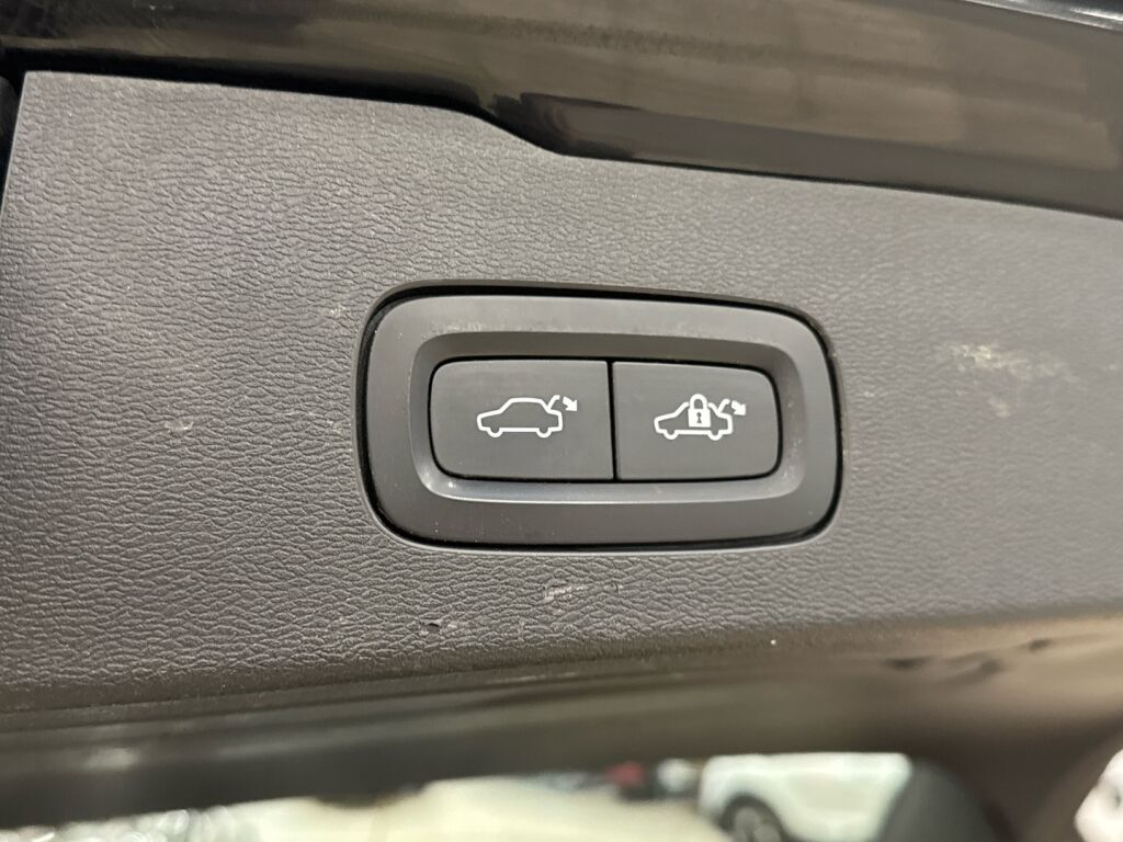 Volvo V60 Cross Country 2023 Musta