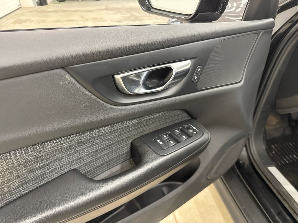 Volvo V60 Cross Country 2023 Musta