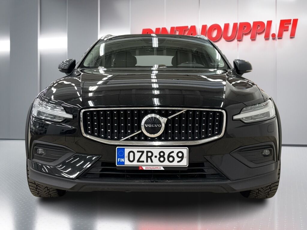 Volvo V60 Cross Country 2023 Musta