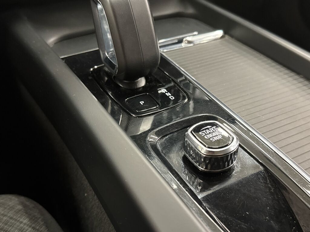 Volvo V60 Cross Country 2023 Musta