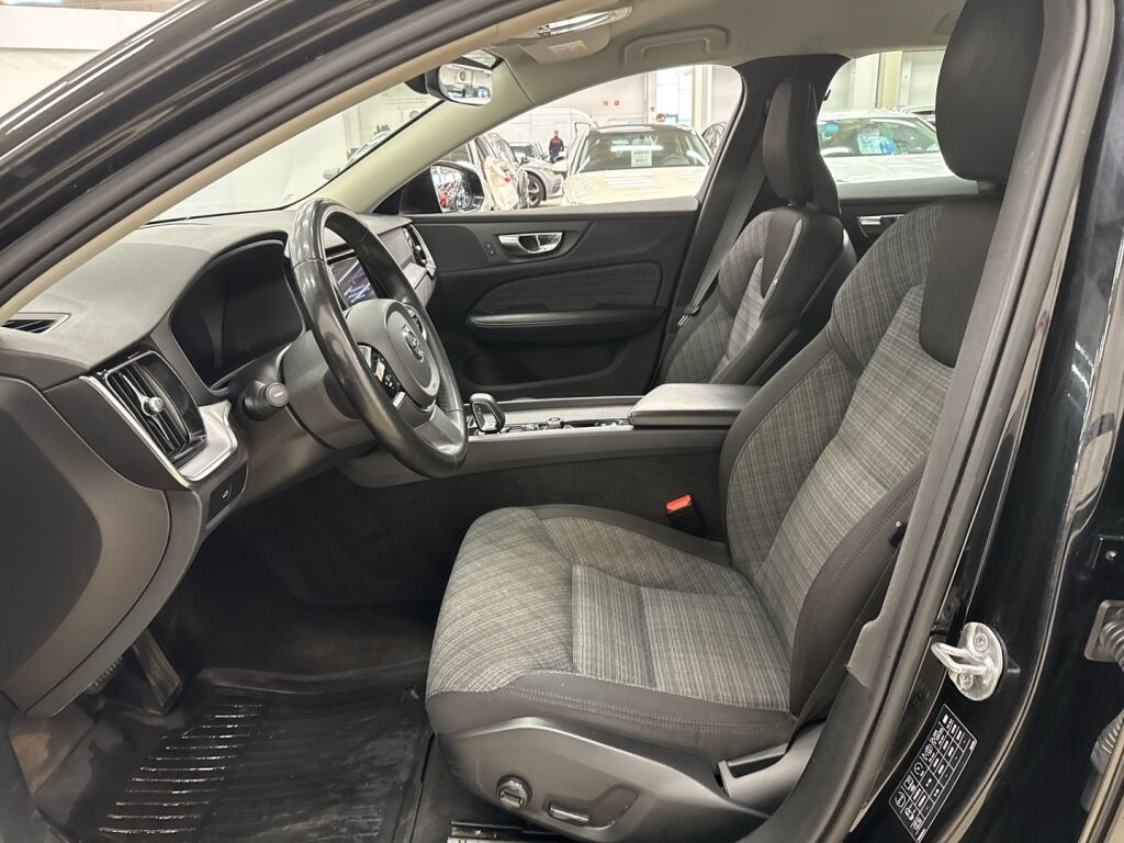 Volvo V60 Cross Country 2023 Musta