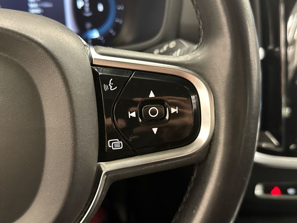 Volvo V60 Cross Country 2023 Musta